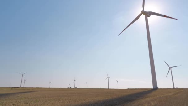 Windmolens voor elektrische stroom — Stockvideo