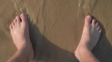 Ayaklar deniz suyunda