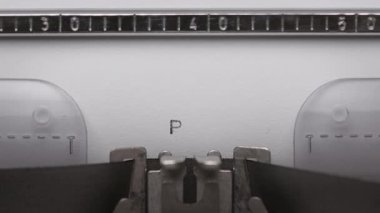 Daktiloda yazı yazılıyor