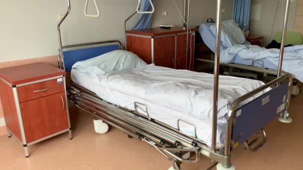 Лікарняна кімната з ліжками — стокове відео