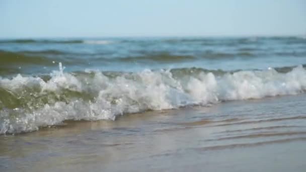 Vågor på sandstrand — Stockvideo