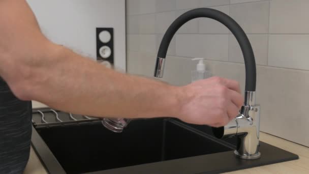 Mann schüttet Glas Wasser aus — Stockvideo