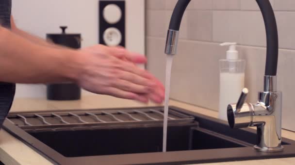 Man die zijn handen wast — Stockvideo