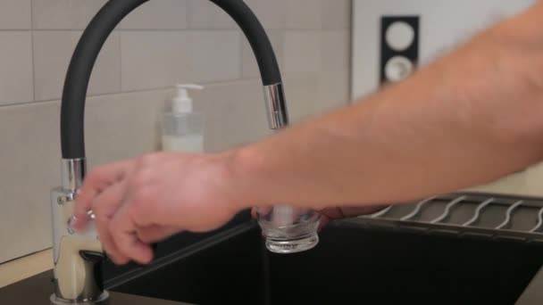 Человек наливает стакан воды — стоковое видео