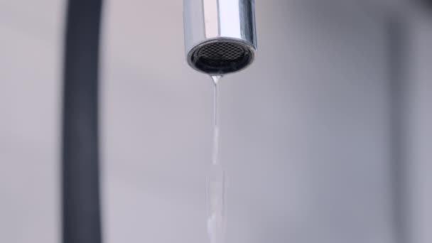 Gotas de agua de un grifo — Vídeos de Stock