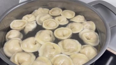 Kaynar suda hamur köftesi pişirmek.