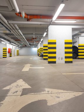 Arabalarla yeraltı otoparkı