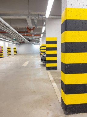 Arabalarla yeraltı otoparkı