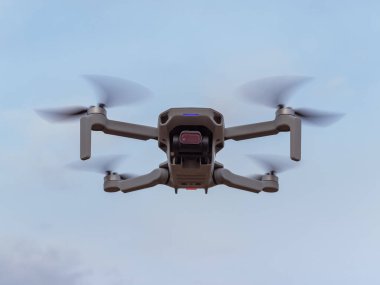 Küçük drone uçuyor