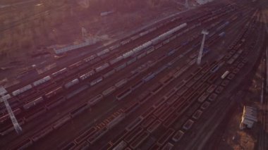 İnsansız uçak demiryolu üzerinde uçar