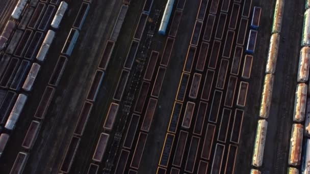 Беспилотник пролетает над железной дорогой — стоковое видео