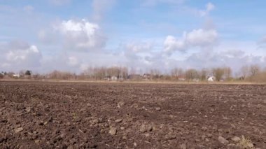 Baharda sürülmüş tarlalar