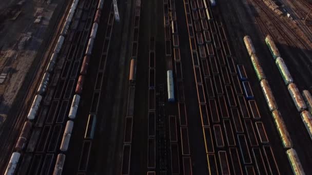 Dron letí přes železnici — Stock video