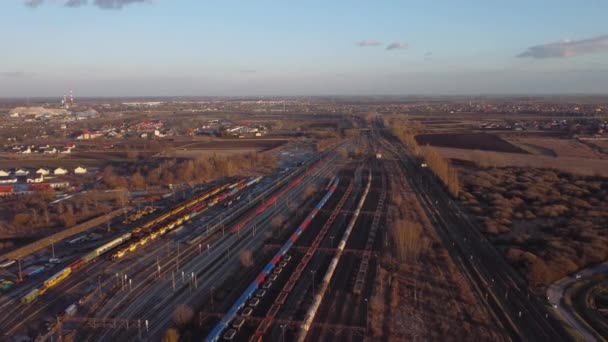 Беспилотник пролетает над железной дорогой — стоковое видео