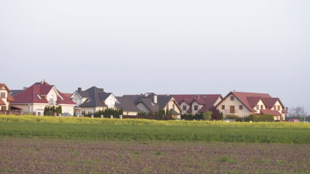 Pueblo con casas de campo — Vídeo de stock