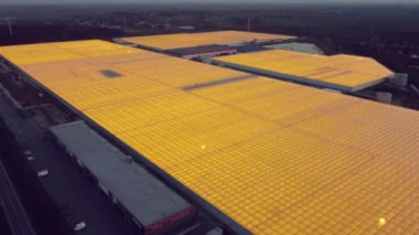 Büyük seraların insansız hava aracı görüntüleri.