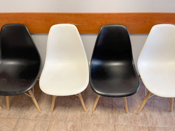 Черные и белые стулья — стоковое фото