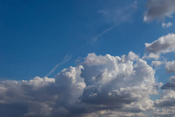 Fluffiga moln i blå himmel — Stockfoto