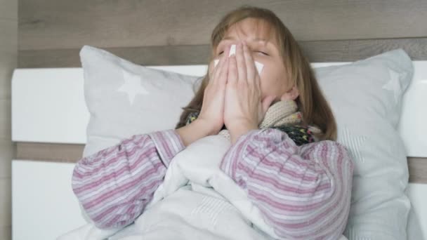 Mujer enferma en la cama — Vídeos de Stock