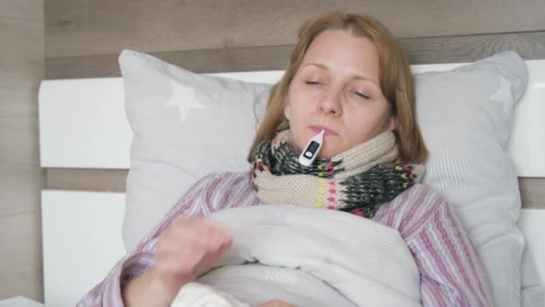 Больная женщина в постели — стоковое видео
