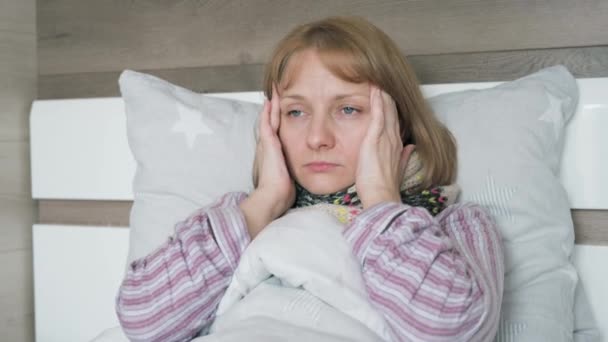 Femeie bolnavă în pat — Videoclip de stoc