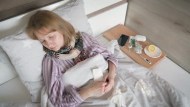 Hasta kadın yatakta.