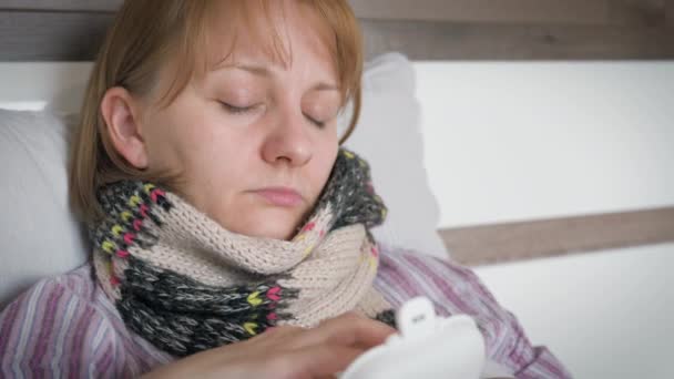 Chora kobieta w łóżku. — Wideo stockowe