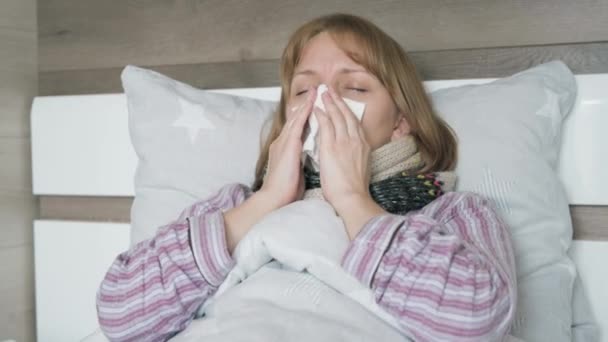 Mujer enferma en la cama — Vídeo de stock