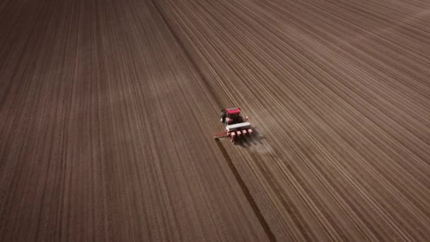 Traktor i arbete i fält — Stockvideo