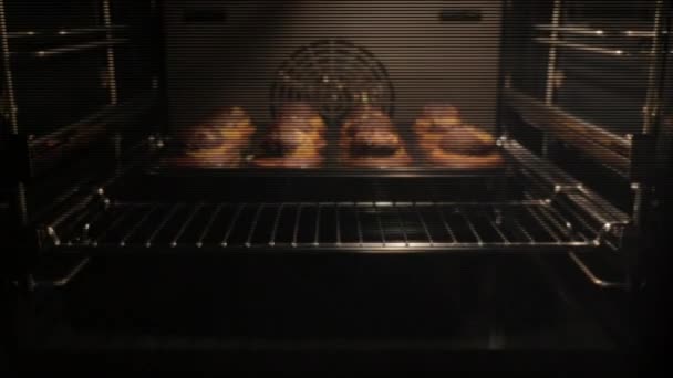 L'homme sort des muffins au chocolat — Video