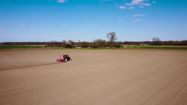 Tractor en el trabajo en el campo — Vídeos de Stock