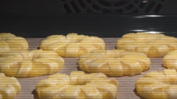 4K Time Lapse of baking of pineapple puff pastry rings in oven — Stock Video