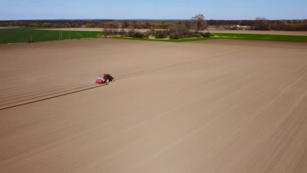 Traktor v provozu v terénu — Stock video