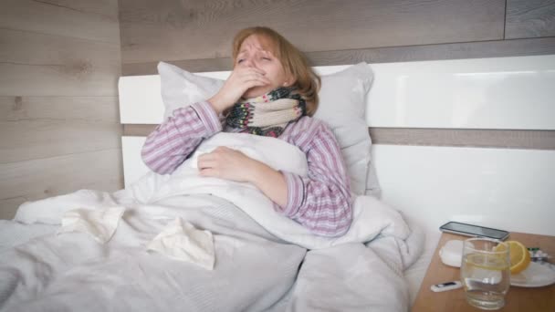 Άρρωστη γυναίκα στο κρεβάτι — Αρχείο Βίντεο