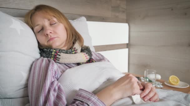 Хвора жінка в ліжку — стокове відео