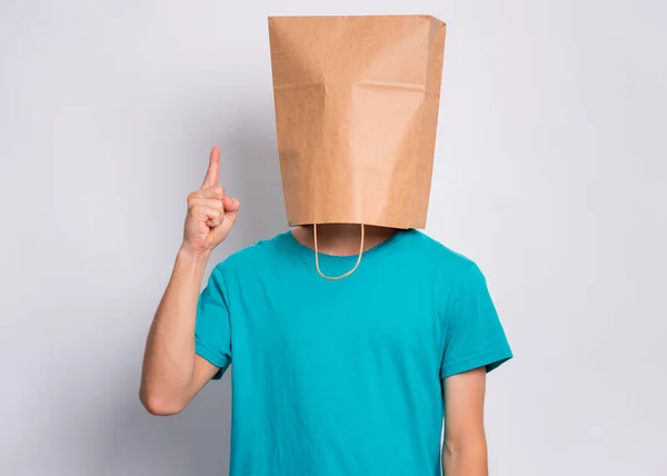 Menino com saco de papel sobre a cabeça — Fotografia de Stock