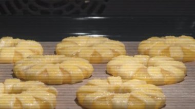 Fırında ananaslı börek pişirme süreleri.