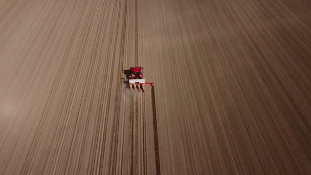 Traktor v provozu v terénu — Stock video