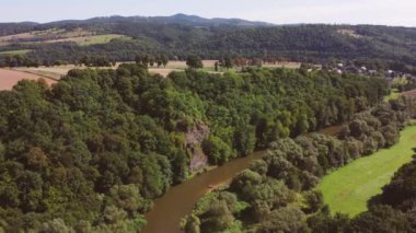 Uçan üzerinde orman ve nehir