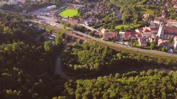 Drönare utsikt över staden med floden — Stockvideo