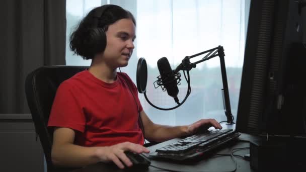Tiener jongen speelt spel op de computer — Stockvideo