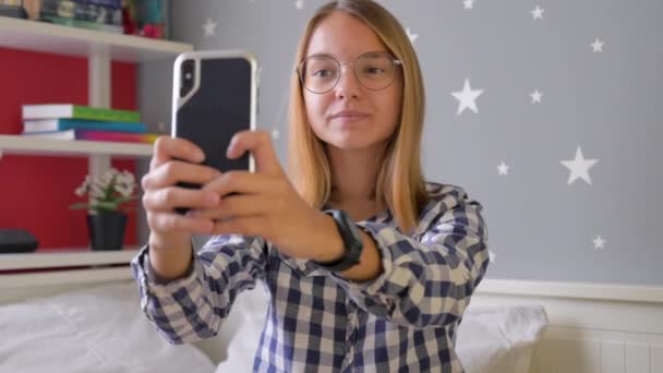 Teenie-Mädchen macht Selfie mit Smartphone — Stockvideo