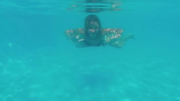 Woman in pool — Stock Footage Woman in pool Stock Video