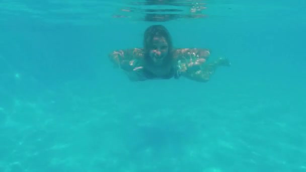 Donna in piscina — Video Stock