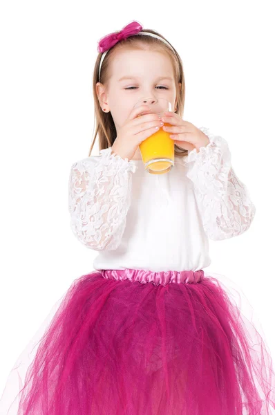 Ragazza che beve succo — Foto Stock