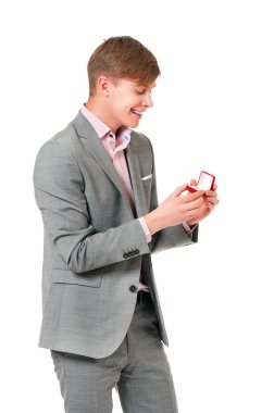 Nikah yüzüğü olan adam