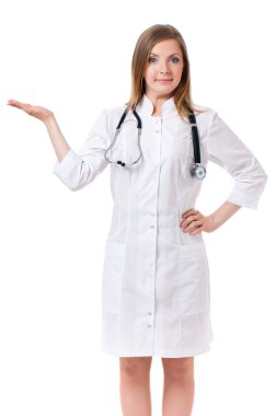 kadın doktor bir şeyler gösteriyor