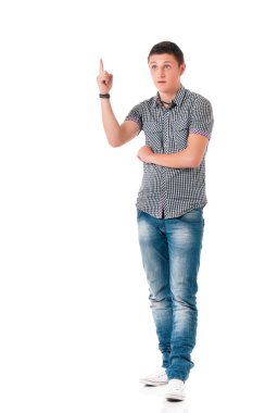 genç adam bir şeyler gösteriyor