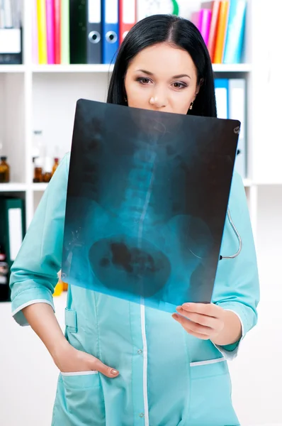 Женщина-врач с рентгеновским снимком — стоковое фото