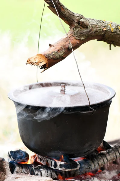 Chaleira preta em chamas — Fotografia de Stock